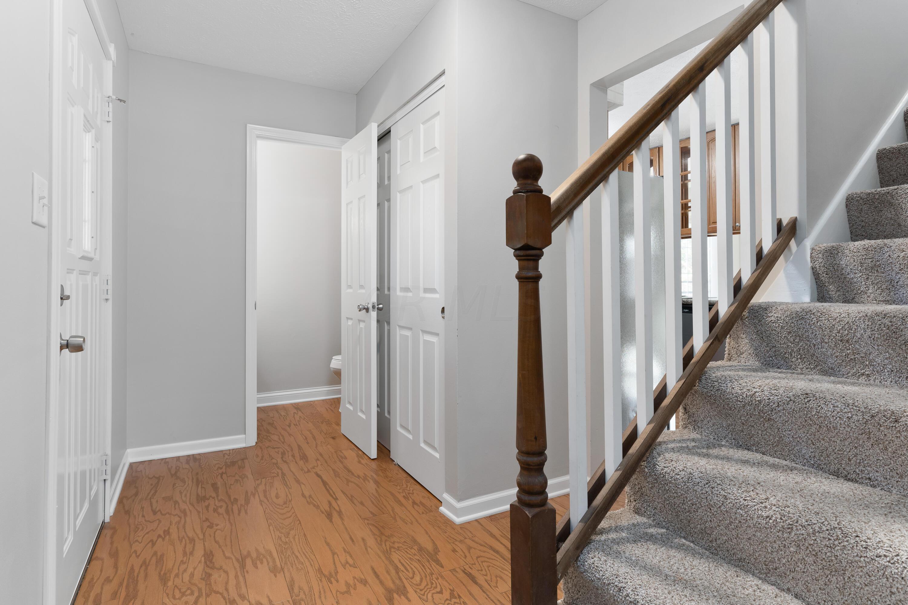 255 Broken Arrow Road Columbus, OH 43230 - Photo 7 of 40 Foyer