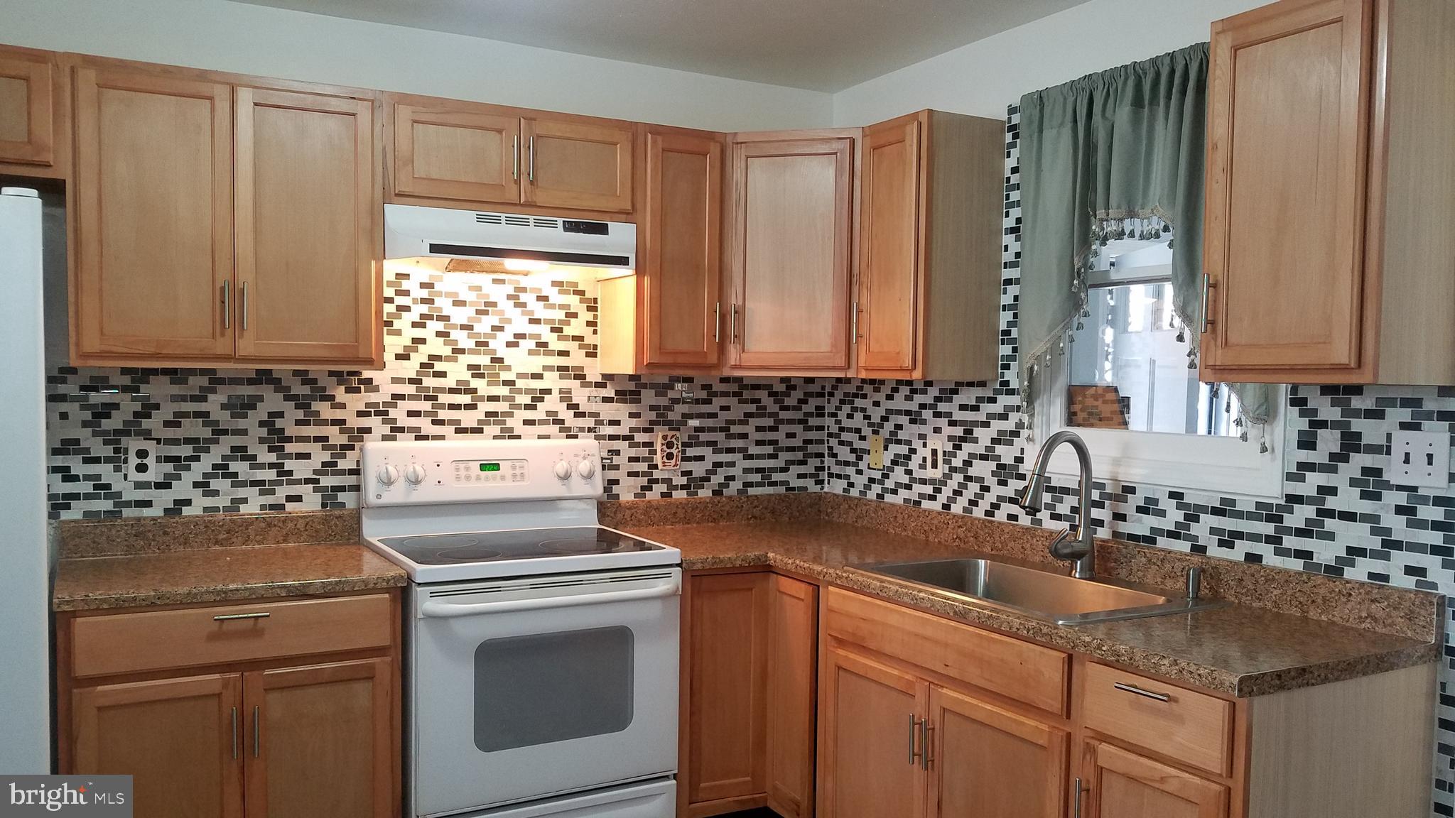 6702 Block House Road Spotsylvania, VA 22551 - Photo 12 of 39 New Cabinet, tile back splash, new sink/faucet