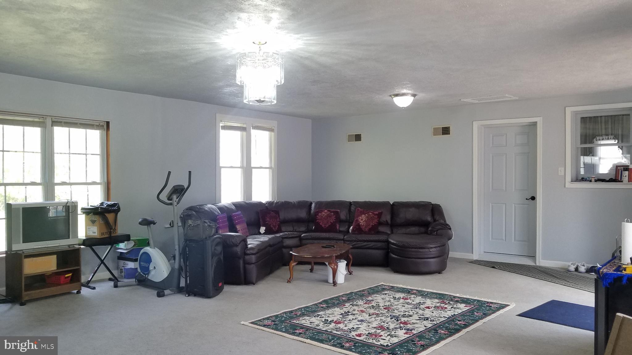 6702 Block House Road Spotsylvania, VA 22551 - Photo 17 of 39 Large Family room