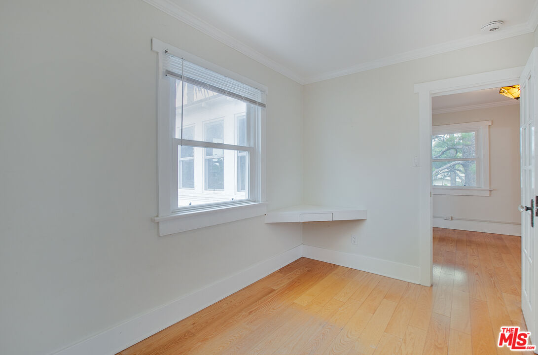 426 Rialto Avenue, Unit B Venice, CA 90291 - Photo 12 of 17 a view of a livingroom with wooden floor and a window