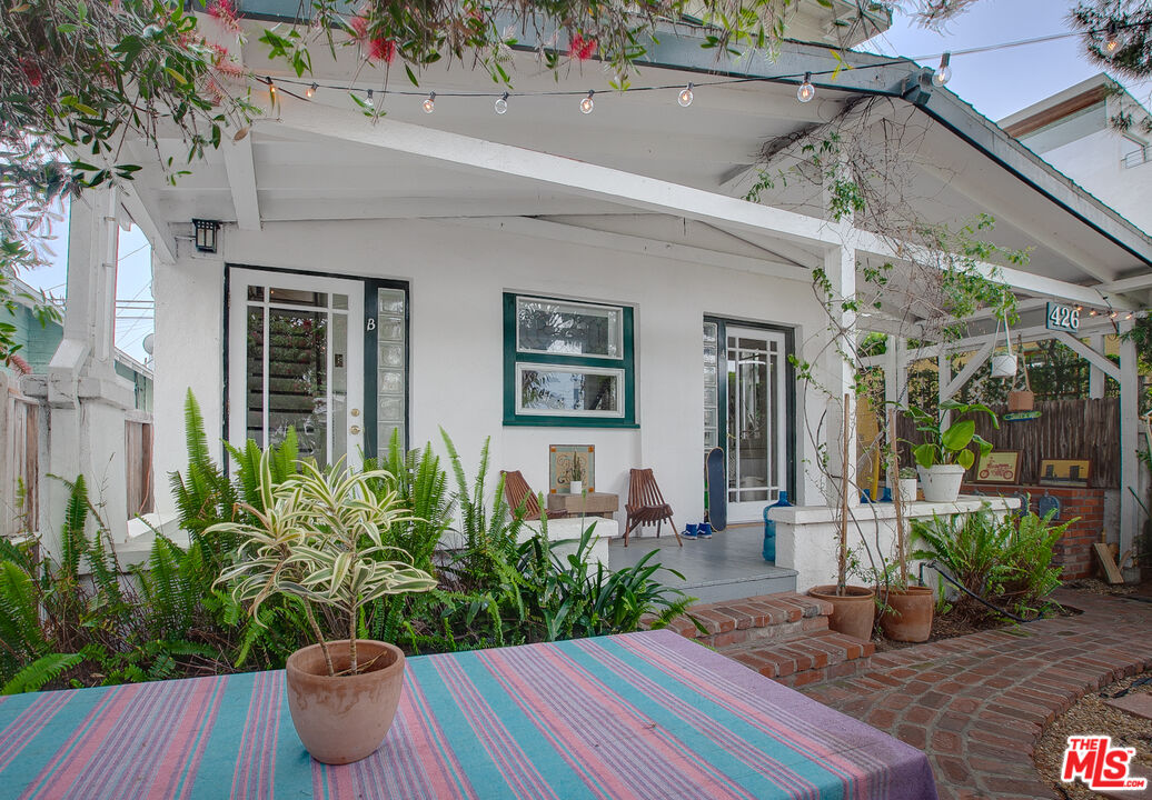 426 Rialto Avenue, Unit B Venice, CA 90291 - Photo 3 of 17 a view of a patio with table and chairs potted plants