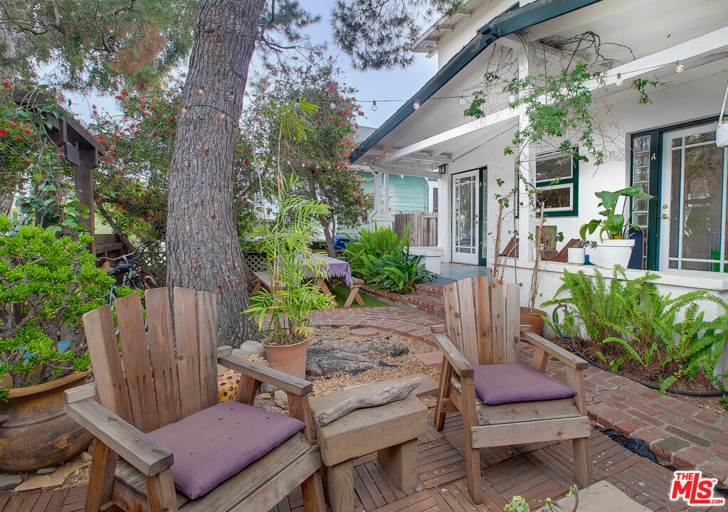 426 Rialto Avenue, Unit B Venice, CA 90291 - Photo 5 of 17 a view of a house with backyard and sitting area