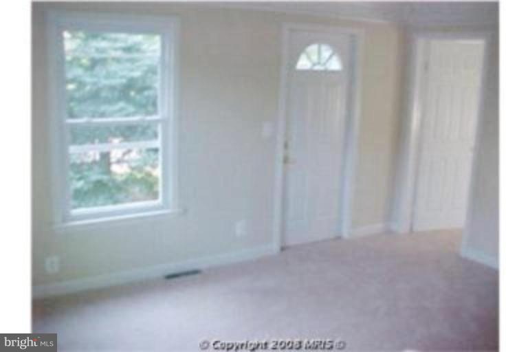 10510 Thrift Road Clinton, MD 20735 - Photo 8 of 8 Living Room