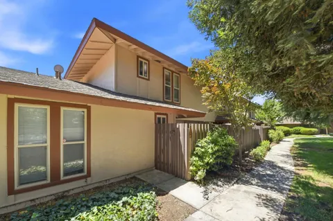$898,000 | 209 Red Oak Drive East, Unit F, Sunnyvale, CA 94086