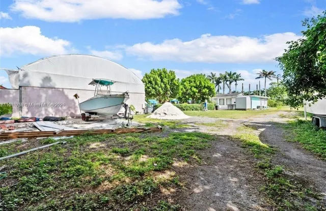 a view of a backyard