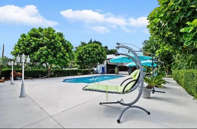 a view of a backyard with sitting area and furniture