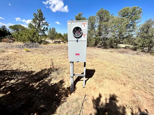 a street sign on a wall next to a road