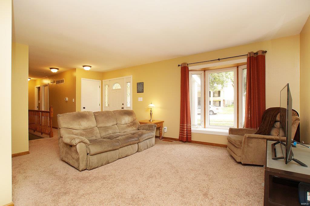 677 Walnut Point Court Ballwin, MO 63021 - Photo 3 of 27