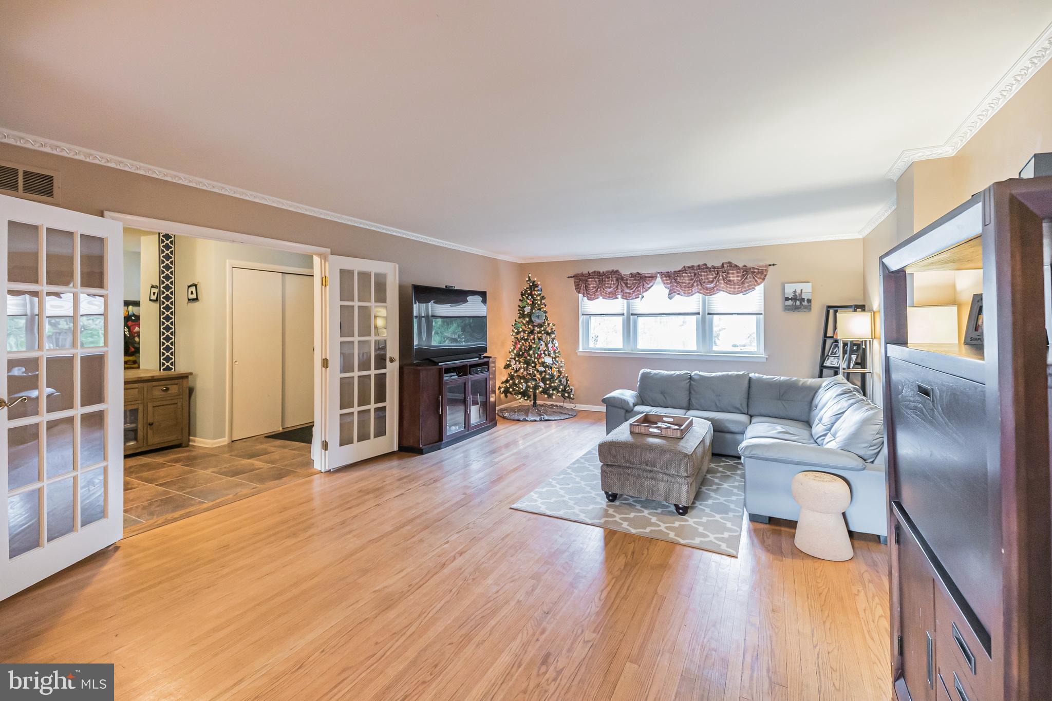 1043 Irvin Road Huntingdon Valley, PA 19006 - Photo 4 of 28