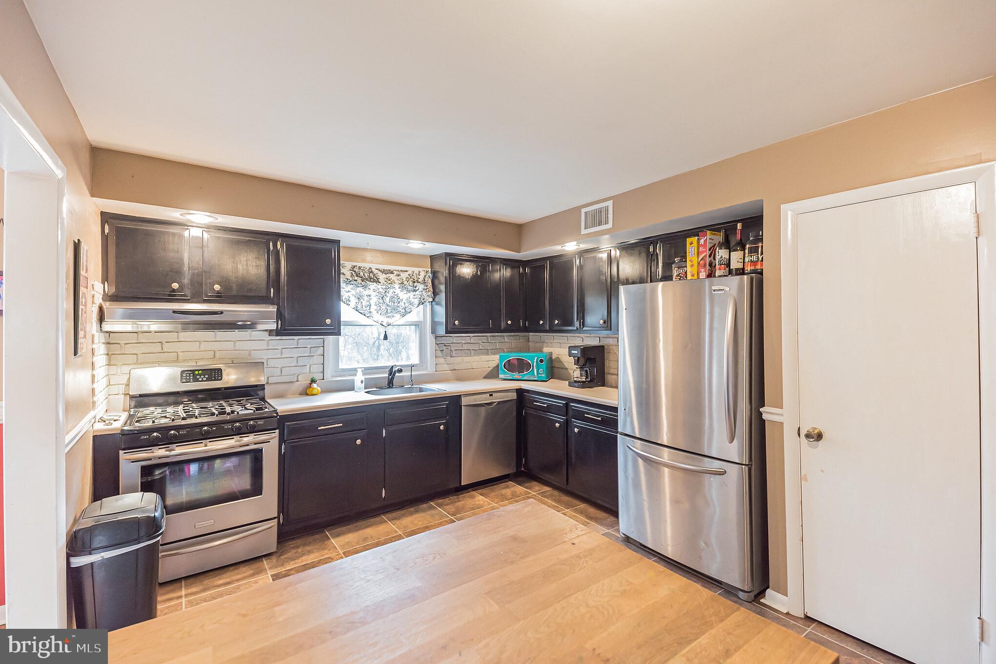 1043 Irvin Road Huntingdon Valley, PA 19006 - Photo 8 of 28