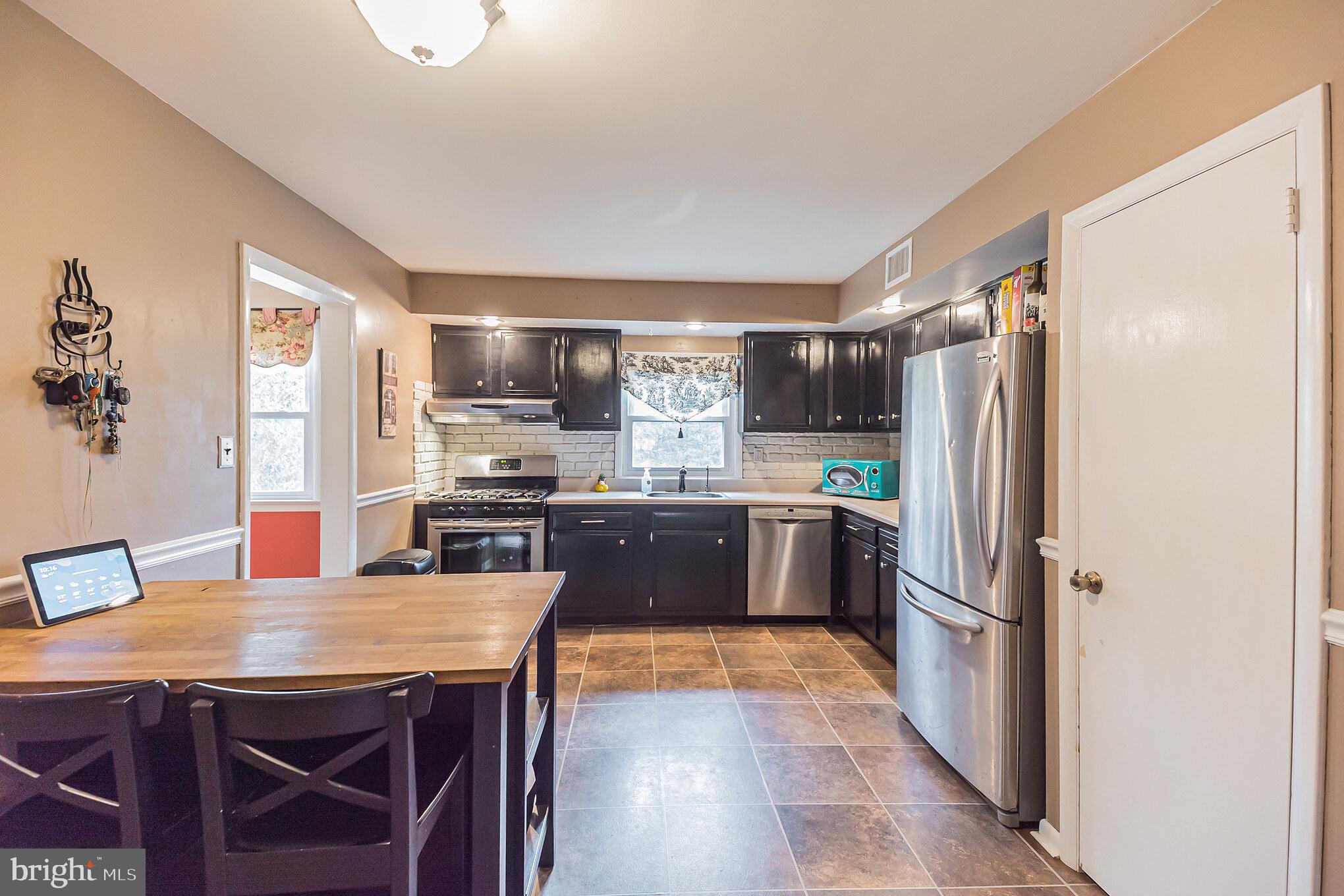 1043 Irvin Road Huntingdon Valley, PA 19006 - Photo 9 of 28