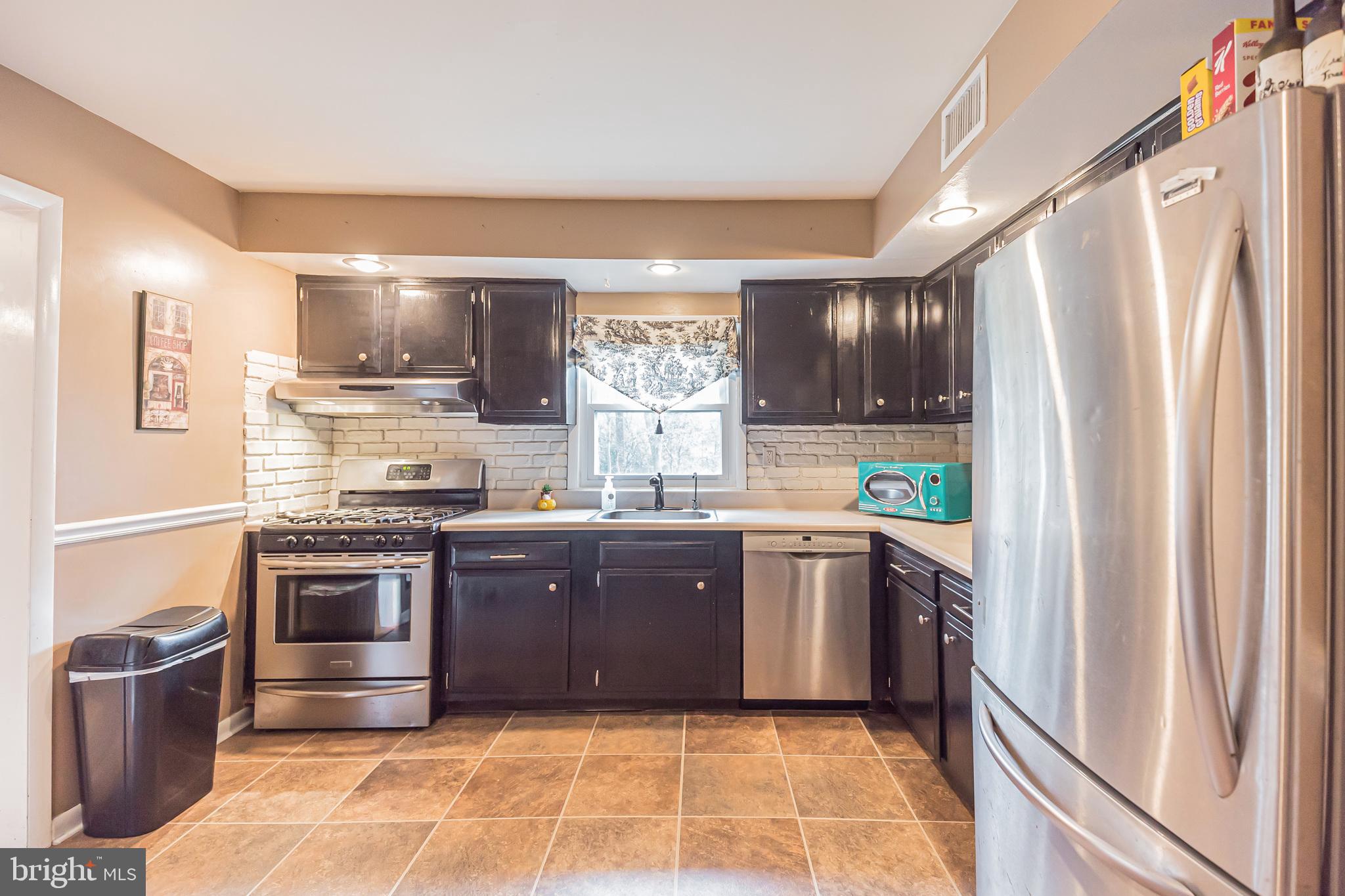 1043 Irvin Road Huntingdon Valley, PA 19006 - Photo 10 of 28