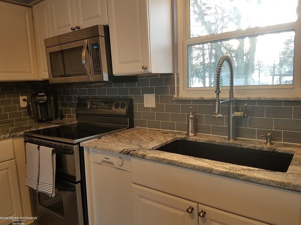 752 Pleasant Ridge Lake Orion, MI 48362 - Photo 9 of 29 31370940-8.JPG