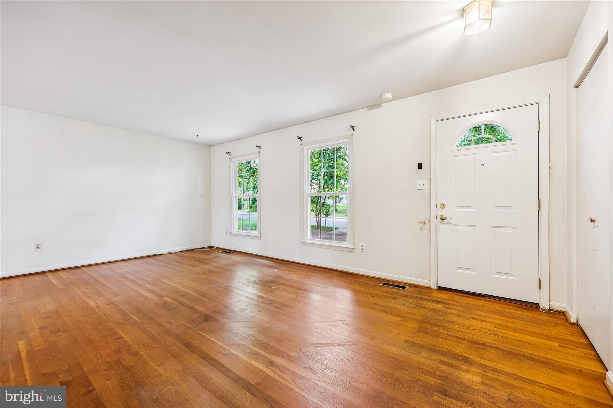 14921 Joshua Tree Road Gaithersburg, MD 20878 - Photo 2 of 30 Livingroom