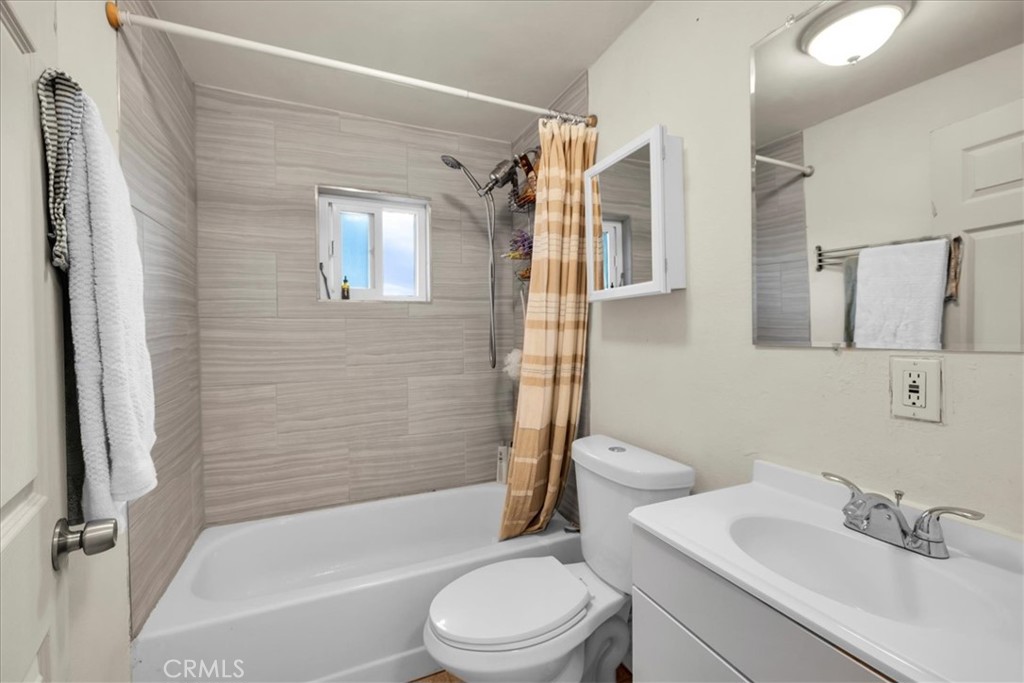 67550 Del Oro Road Twentynine Palms, CA 92277 - Photo 17 of 41 a bathroom with a sink toilet and shower