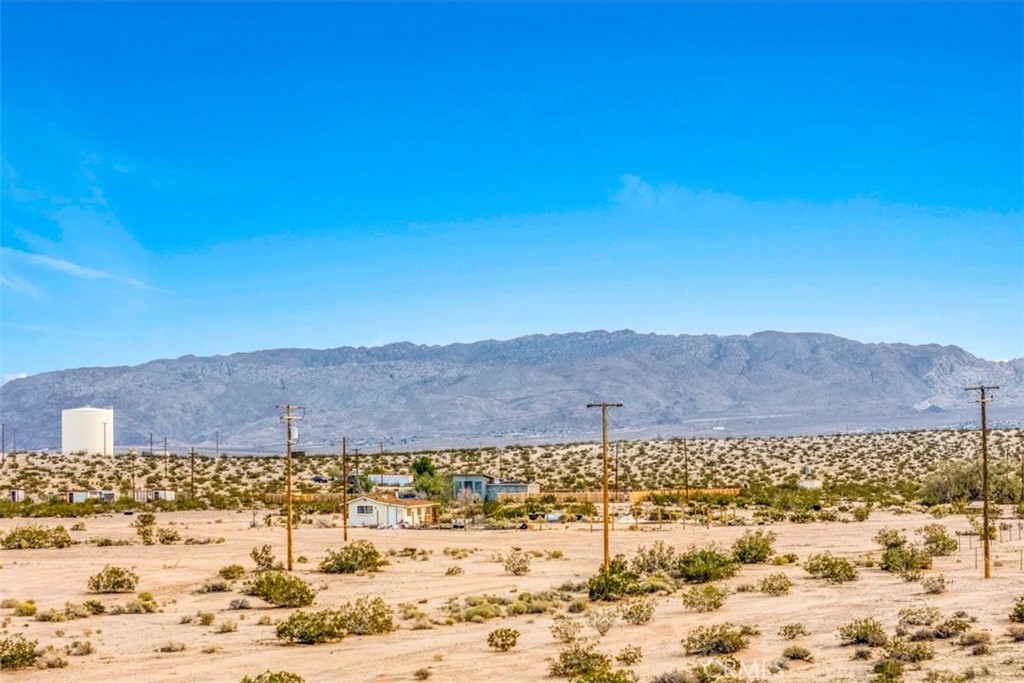 67550 Del Oro Road Twentynine Palms, CA 92277 - Photo 39 of 41 a view of a large building