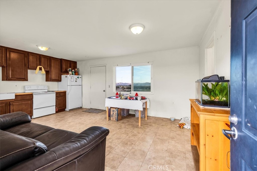67550 Del Oro Road Twentynine Palms, CA 92277 - Photo 4 of 41 a living room with furniture and a flat screen tv