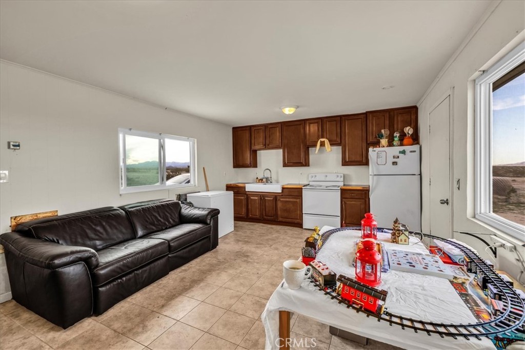 67550 Del Oro Road Twentynine Palms, CA 92277 - Photo 6 of 41 a living room with furniture and a flat screen tv