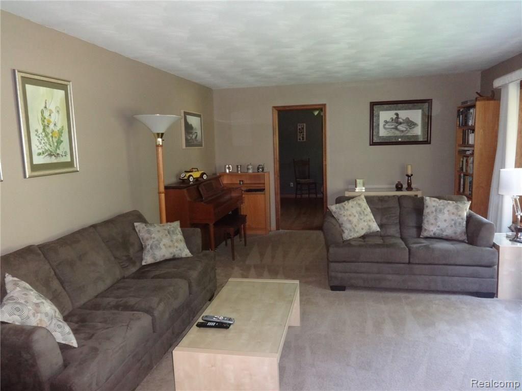 2705 Hubert Road Brighton, MI 48114 - Photo 4 of 20 image.jpg