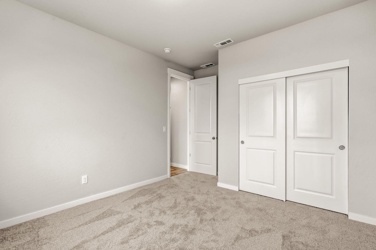 669 Old Waverly Way, Unit 20 Eagle Point, OR 97524 - Photo 18 of 32 a view of an empty room