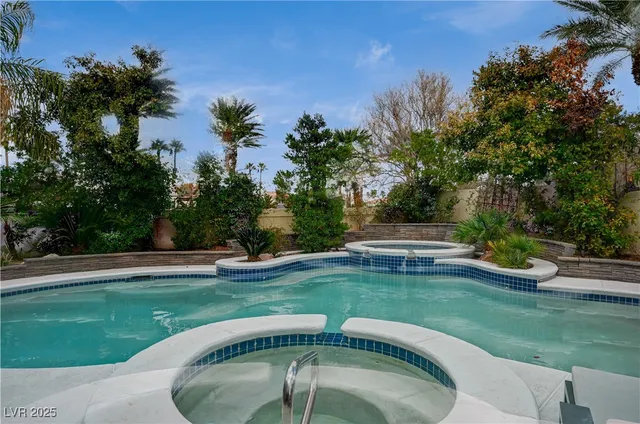 $950,000 | 246 Windsong Drive, Henderson, NV 89074