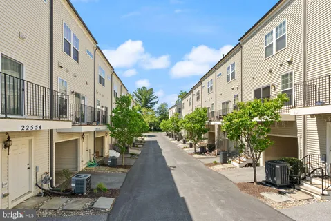 $465,000 | 13230 Shawnee Lane, Unit 102, Clarksburg, MD 20871