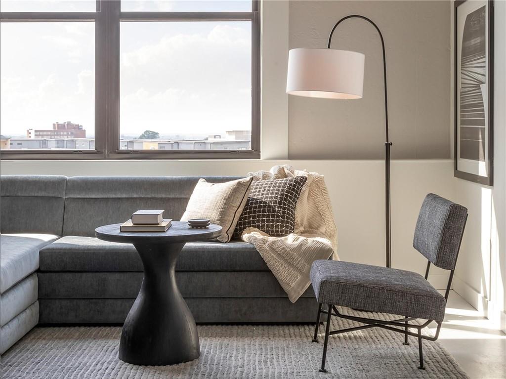 125 Ted Turner Drive Southwest, Unit 802 Atlanta, GA 30303 - Photo 5 of 21 a living room with furniture