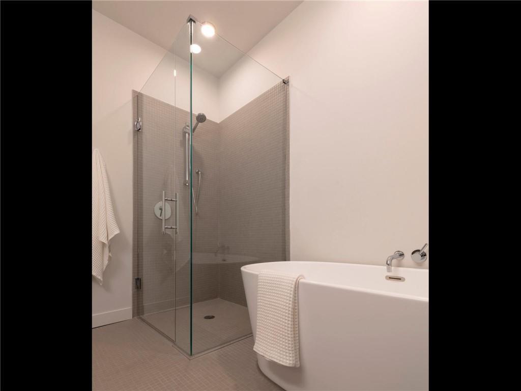 125 Ted Turner Drive Southwest, Unit 802 Atlanta, GA 30303 - Photo 8 of 21 a bathroom with a shower and bathtub