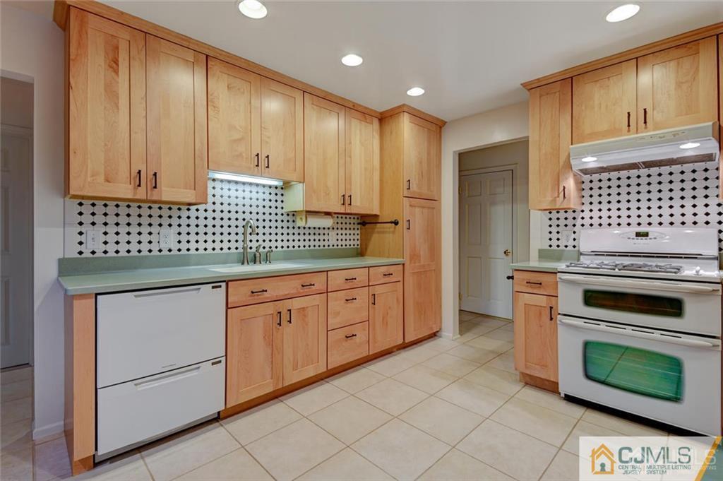 24 Dutch Road East Brunswick, NJ 08816 - Photo 14 of 25 Gallery Image 14