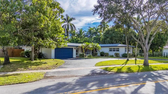 a view of a house with a backyard
