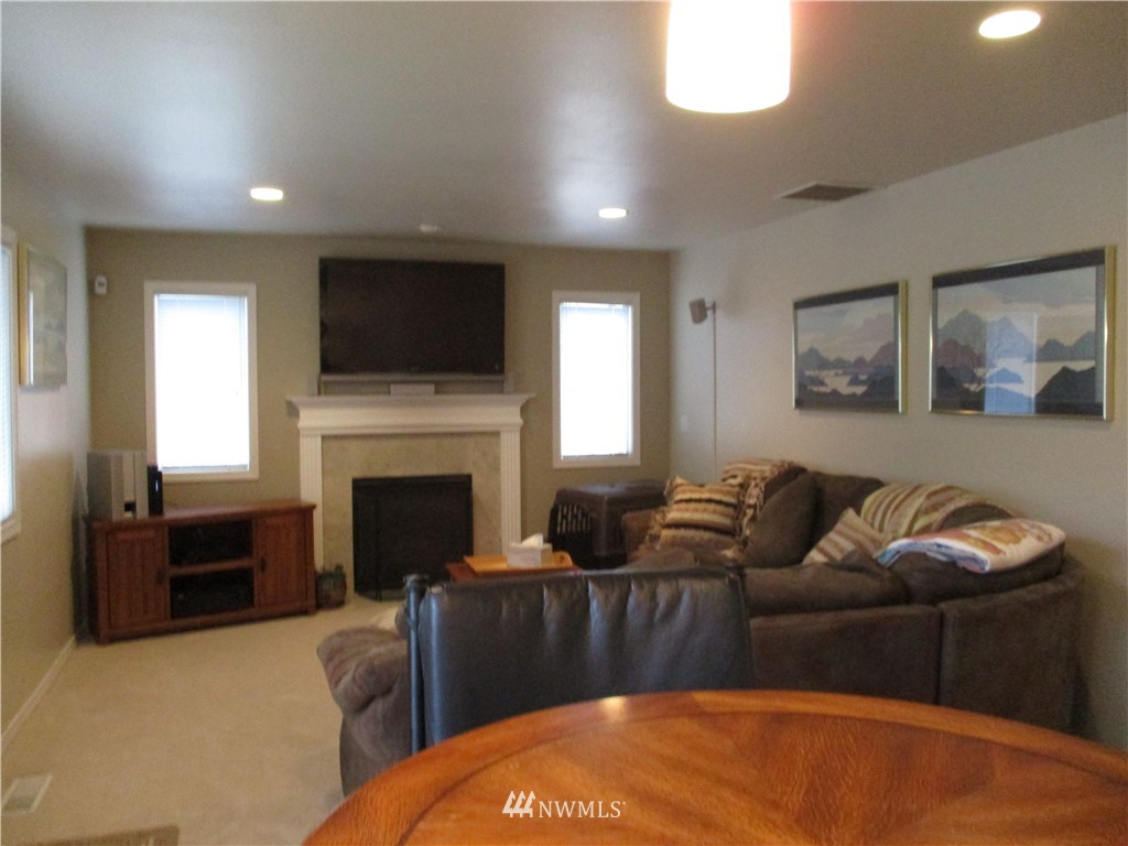 752 Vashon Place Northeast Renton, WA 98059 - Photo 11 of 24