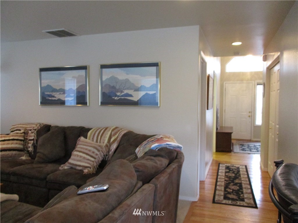 752 Vashon Place Northeast Renton, WA 98059 - Photo 5 of 24