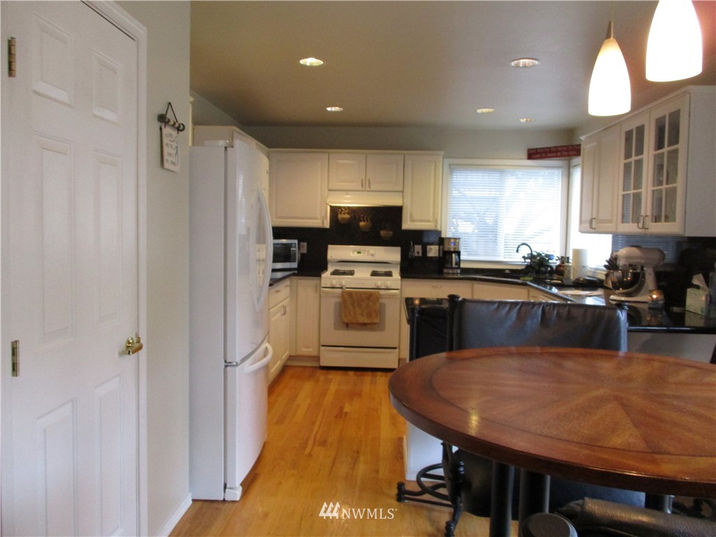 752 Vashon Place Northeast Renton, WA 98059 - Photo 9 of 24