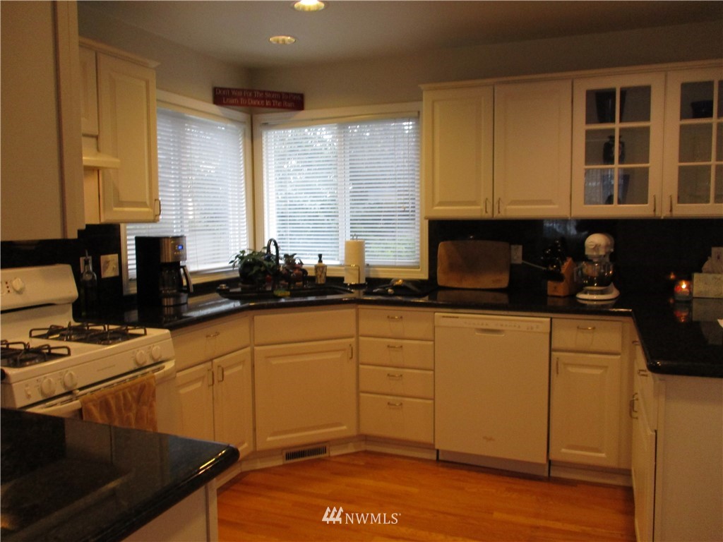 752 Vashon Place Northeast Renton, WA 98059 - Photo 10 of 24