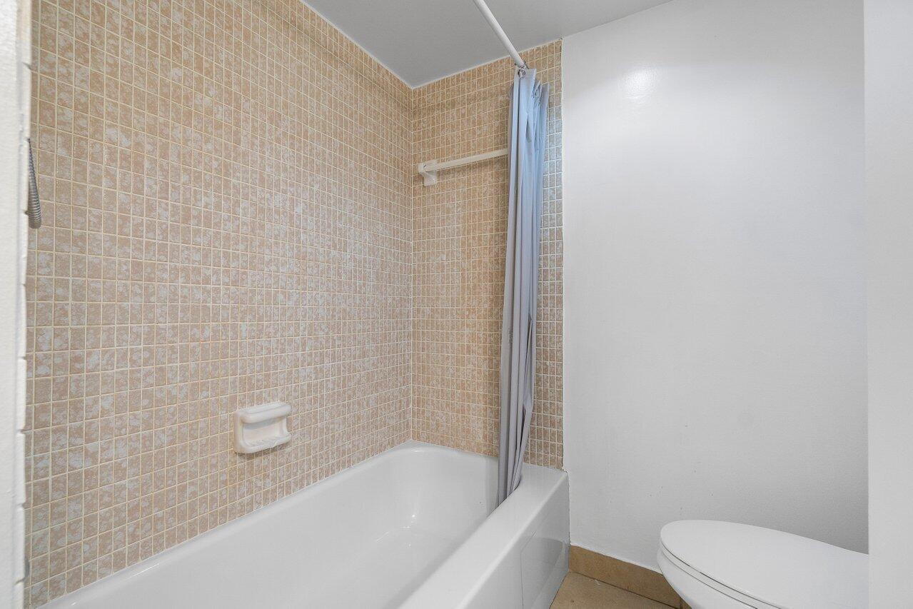 250 Northeast 20th Street, Unit 2250 Boca Raton, FL 33431 - Photo 11 of 22 a bathroom with a bathtub and toilet