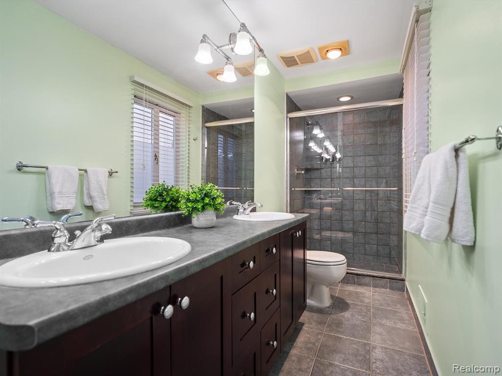 305 Torrent Court Rochester Hills, MI 48307 - Photo 24 of 36