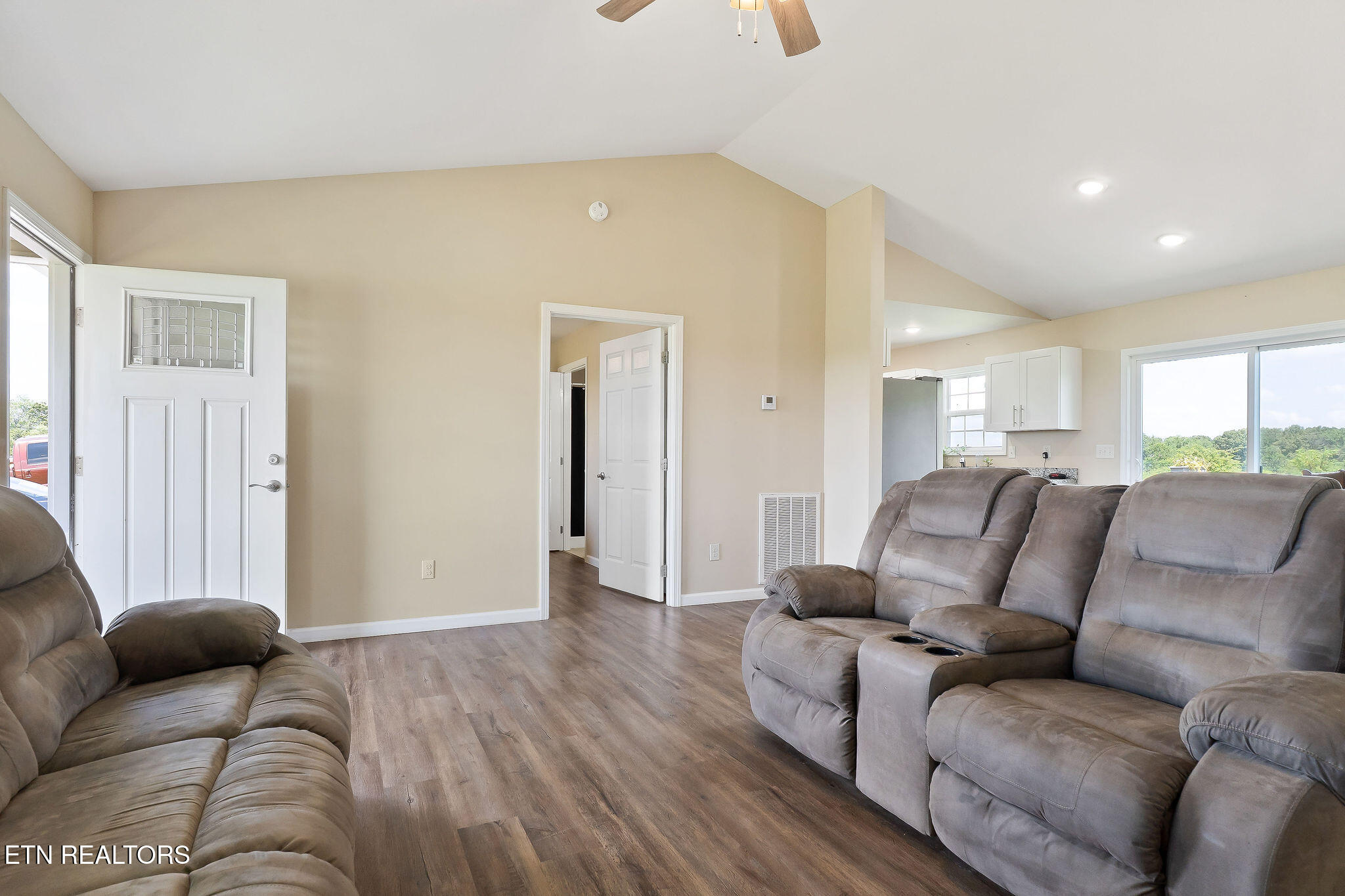 410 Old Elmore Road Crossville, TN 38571 - Photo 5 of 18 Living Room