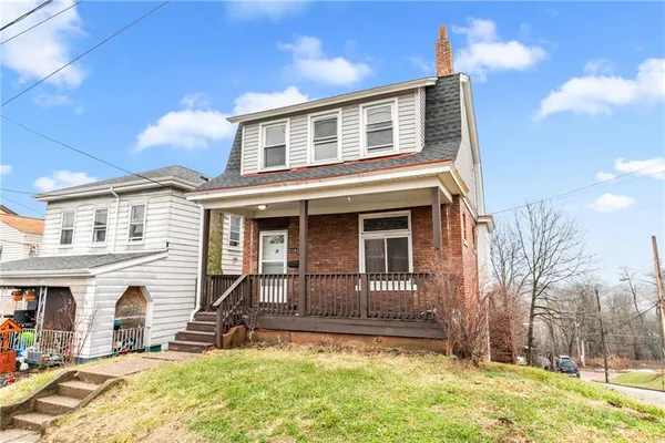 a view of a house with a yard