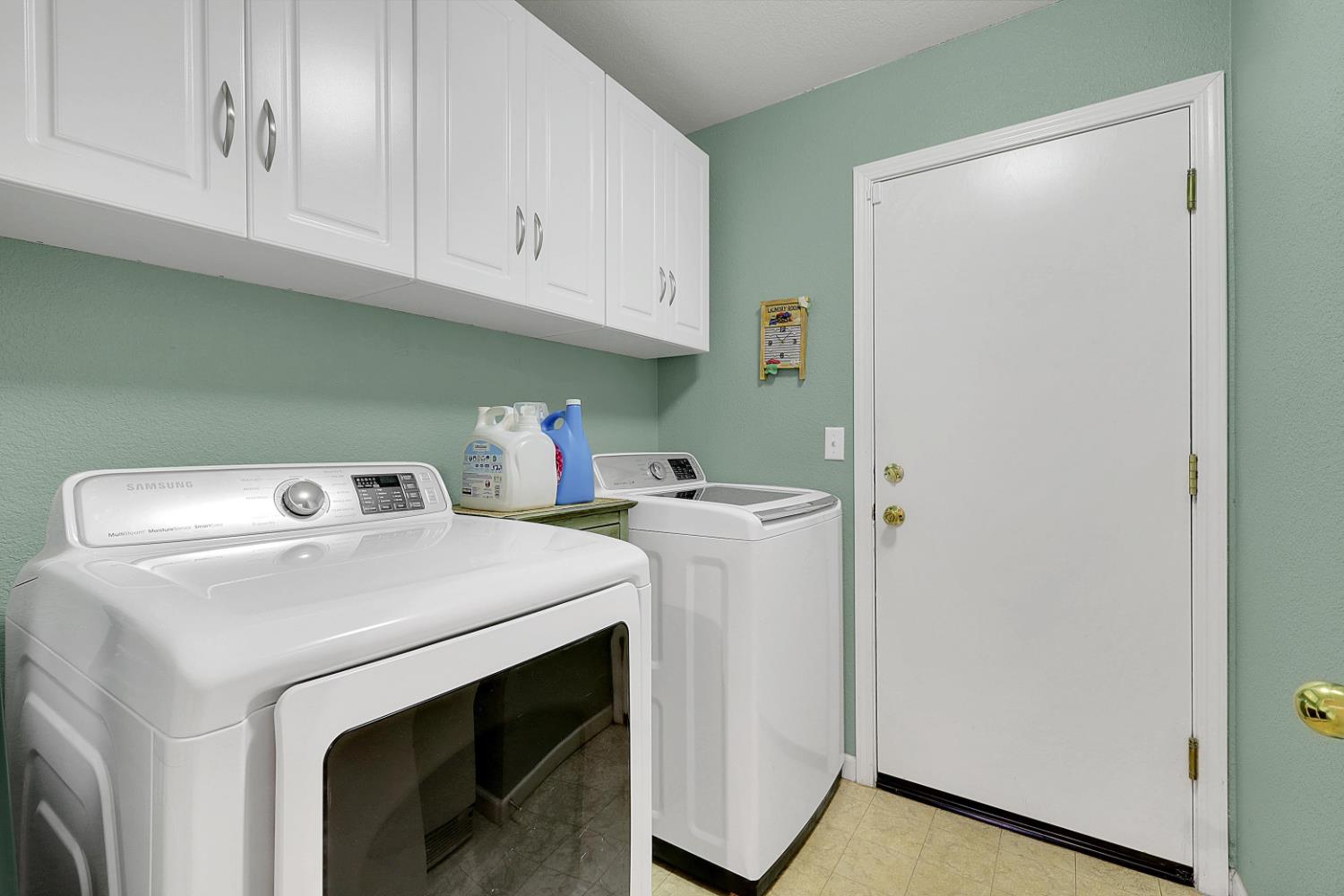 9840 Ellis Way Live Oak, CA 95953 - Photo 31 of 44 a utility room with dryer and washer