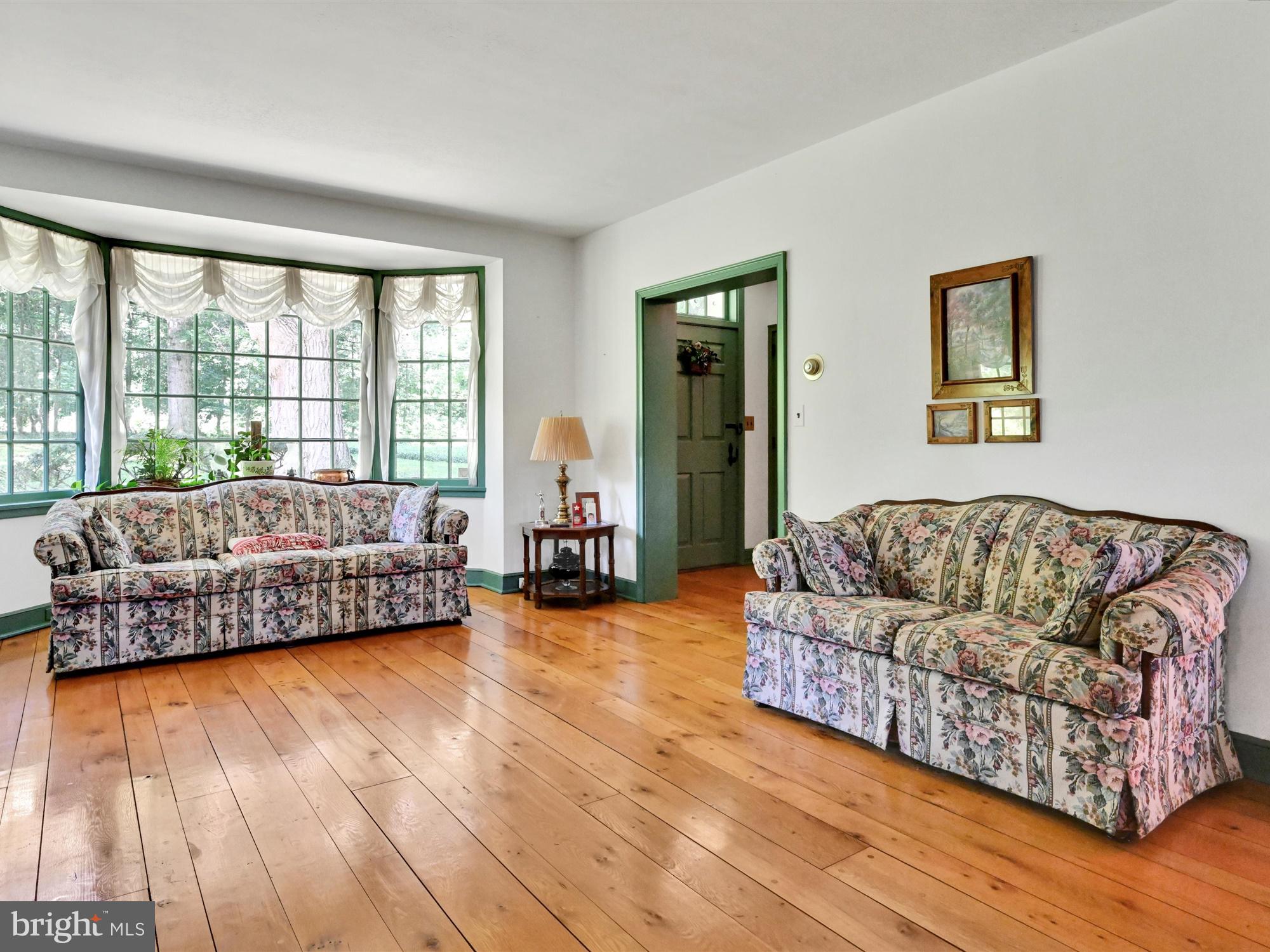 13 Conestoga Road Lancaster, PA 17602 - Photo 14 of 38 Living Room