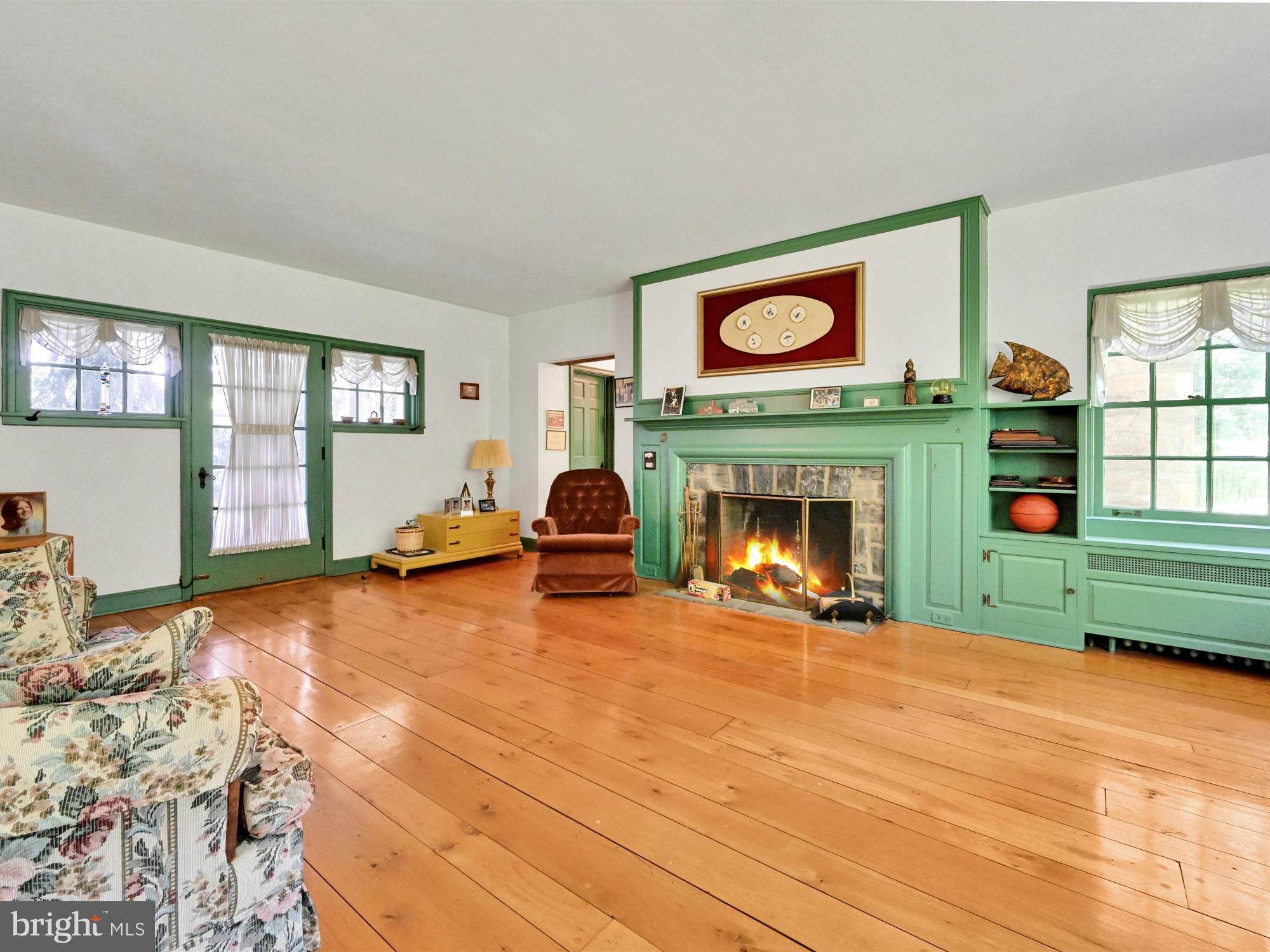 13 Conestoga Road Lancaster, PA 17602 - Photo 6 of 38 Living Room