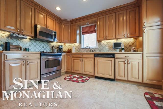 1660 Fairholme Road Grosse Pointe Woods, MI 48236 - Photo 13 of 32