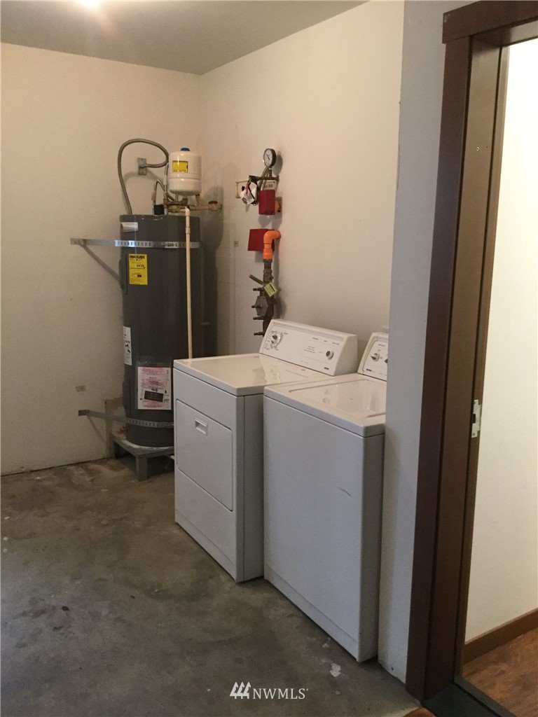 4606 Wood Place Everett, WA 98203 - Photo 35 of 37 a utility room with dryer and washer