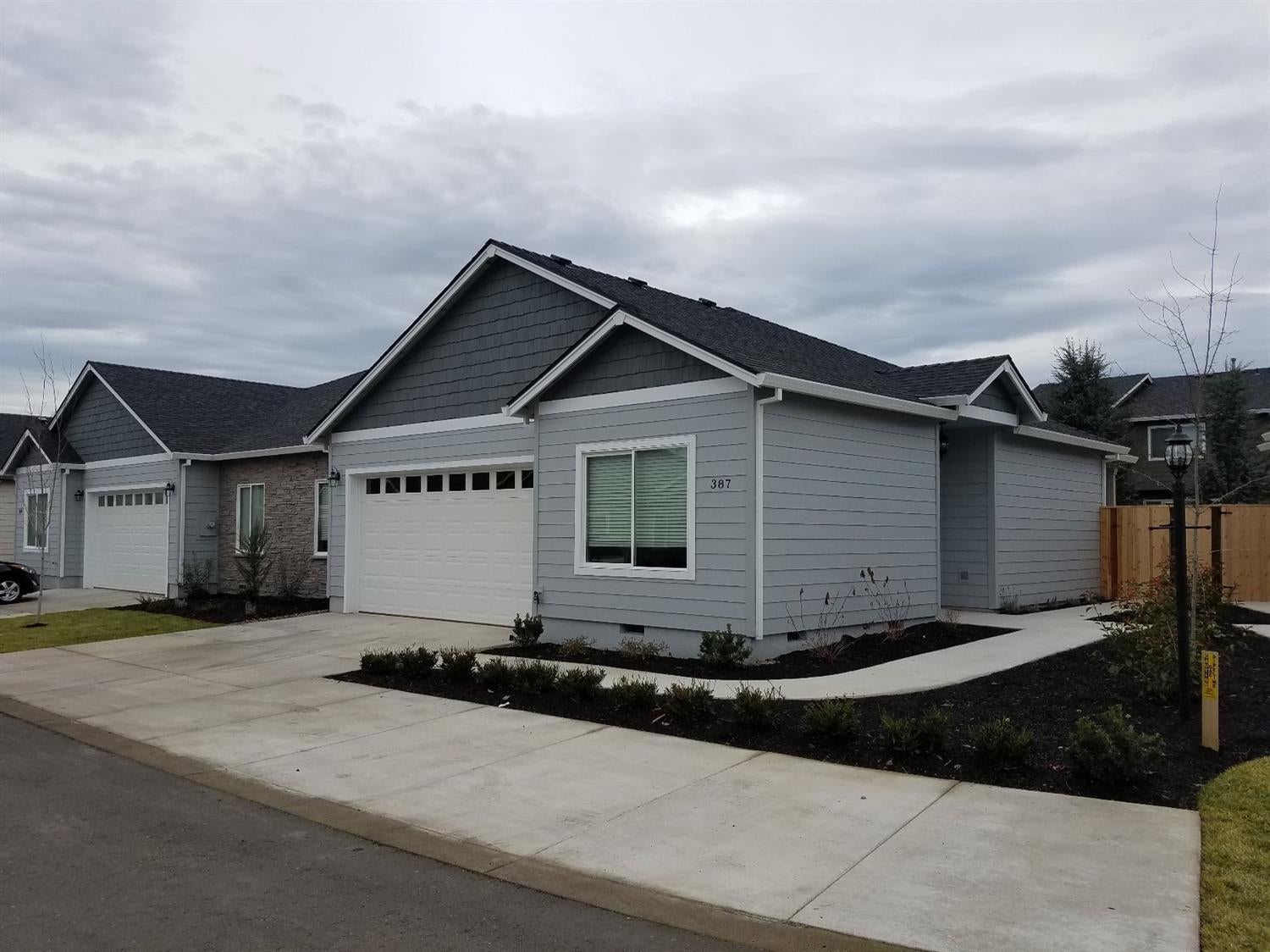 387 Live Oak Loop Central Point, OR 97502 - Photo 1 of 17 Primary Photo