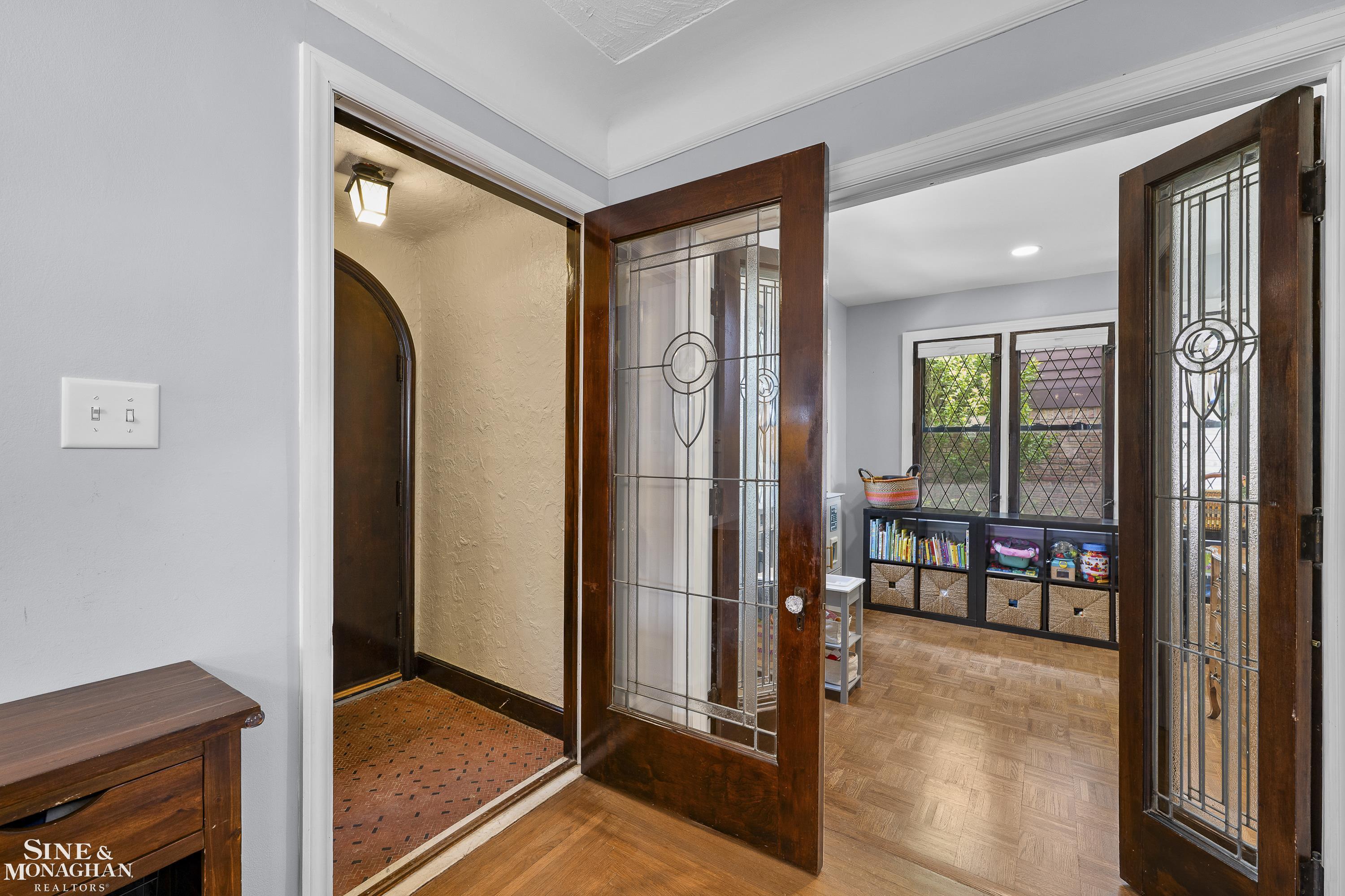 1231 Grayton Street Grosse Pointe, MI 48230 - Photo 12 of 53 50209299-6d57ddba-e9d5-4cf2-bfe1-ed25453b7c1b.JPG