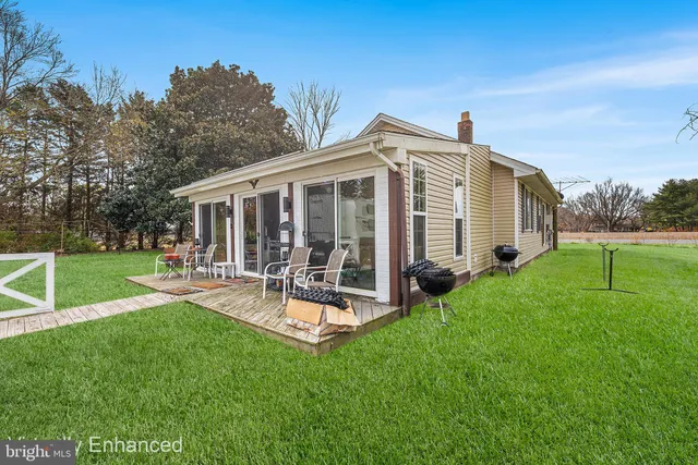 a view of a house with backyard and porch