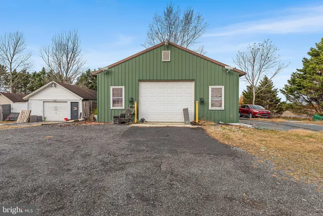 a front view of house with garage and yard
