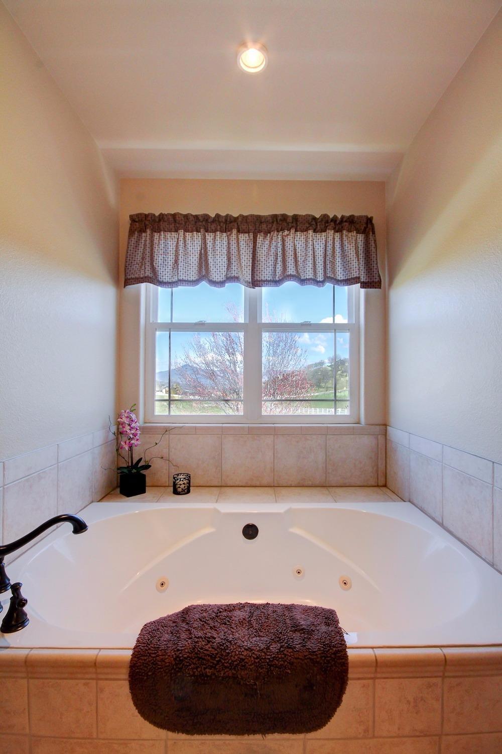 4491 Pioneer Road Medford, OR 97501 - Photo 29 of 34 Jetted tub with lovely valley views!