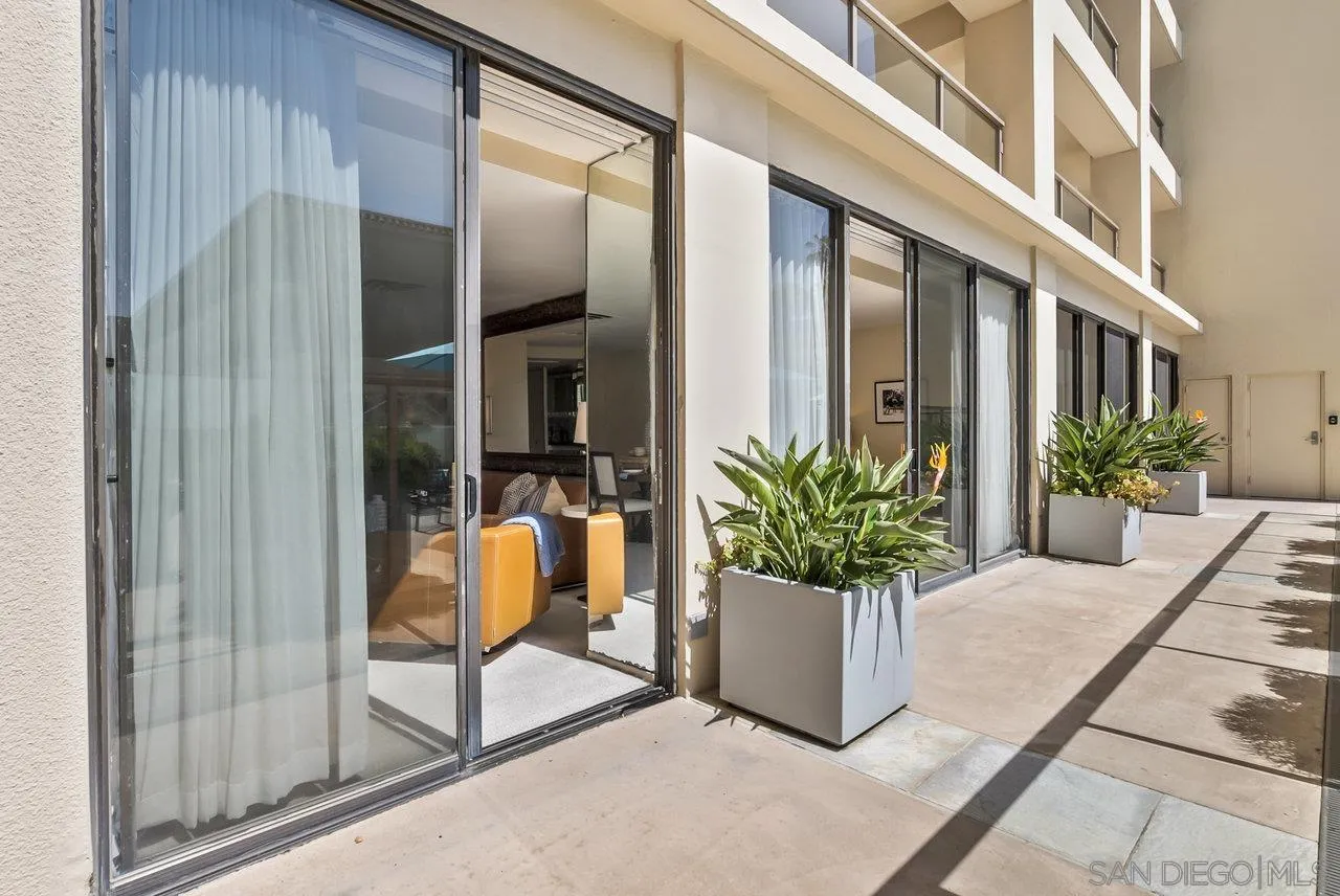 939 Coast Boulevard, Unit 4H La Jolla, CA 92037 - Photo 20 of 39 a view of an entryway with a chandelier