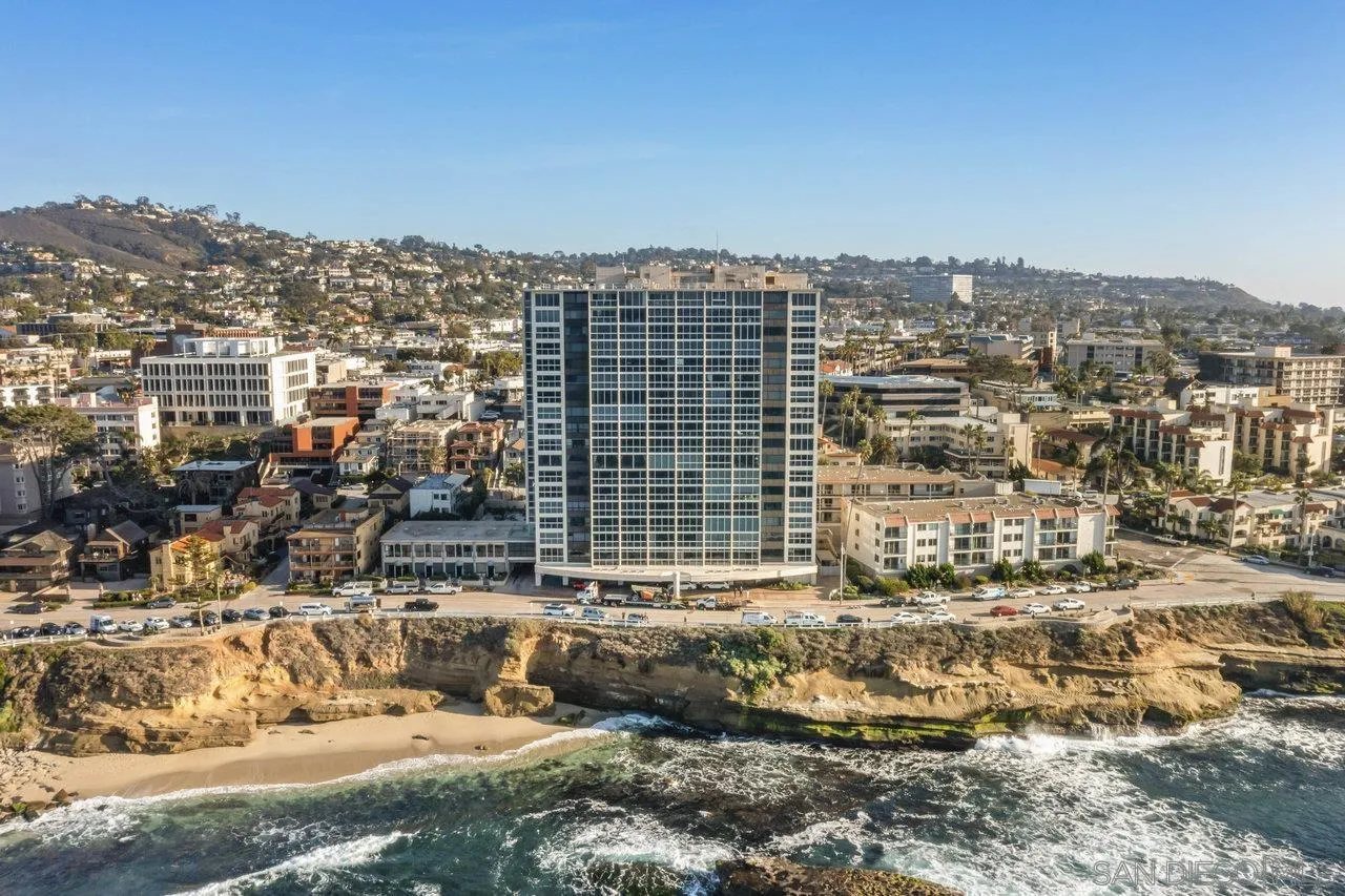 939 Coast Boulevard, Unit 4H La Jolla, CA 92037 - Photo 3 of 39 a view of a city
